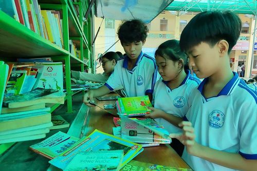 Thư viện lưu động phục vụ 270 học sinh tại huyện Phú Tân đọc sách