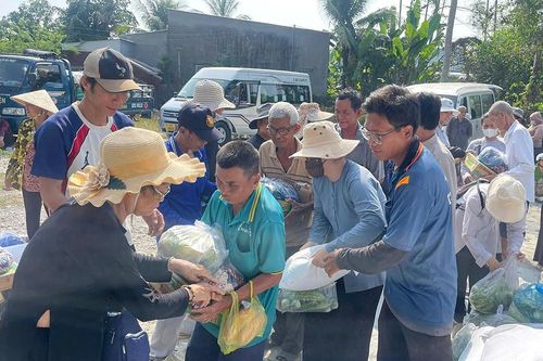 Trao 200 phần quà Tết cho bà con đồng bào dân tộc thiểu số Khmer huyện Tri Tôn