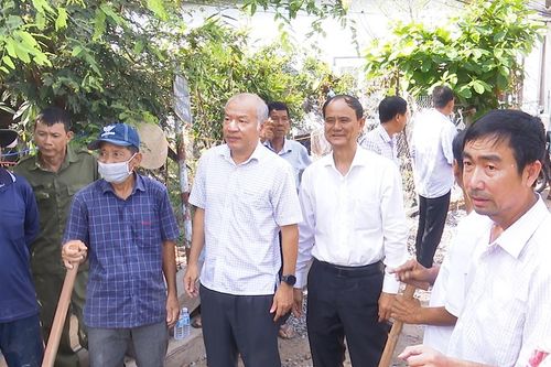 Lãnh đạo huyện Châu Phú thăm đội từ thiện cất cầu Đình Mỹ Đức