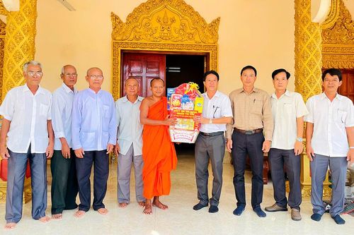 Phó Chủ tịch UBND huyện Tri Tôn chúc Tết 2 chùa Nam tông Khmer