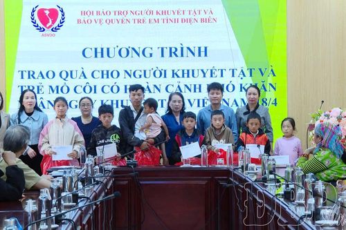 Tặng quà 50 người khuyết tật và trẻ mồ côi