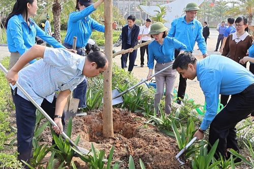 Trồng 200 cây ban hưởng ứng 'Tết trồng cây' và Tháng Công nhân năm 2025