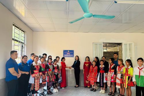 Công đoàn Viên chức tỉnh bàn giao bếp ăn bán trú cho học sinh Mường Chà