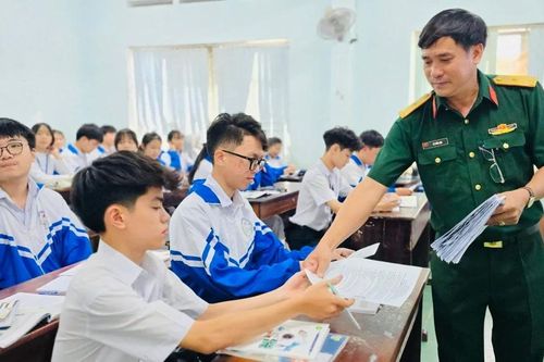 Tuyên truyền, hướng nghiệp, tuyển sinh quân sự cho hơn 500 học sinh Trường THPT Lê Lợi