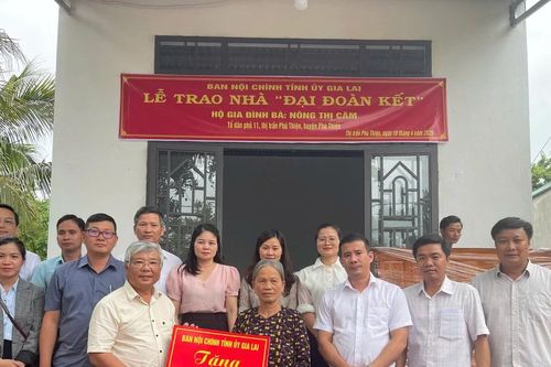 Ban Nội chính Tỉnh ủy bàn giao nhà Đại đoàn kết cho hộ nghèo huyện Phú Thiện