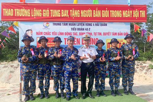 Trung tâm Huấn luyện Vùng 4 Hải quân tổ chức thực hành, kiểm tra bắn đạn thật cho chiến sĩ mới