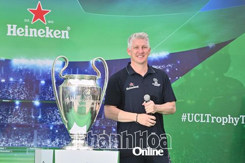 Người dân Nha Trang giao lưu với danh thủ Bastian Schweinsteiger