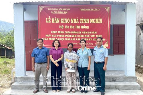 Trung đoàn 274, Sư đoàn Phòng không 377 hỗ trợ sửa chữa nhà cho người dân ở Cam Ranh