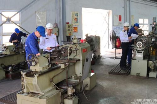 Nhà máy X46: Đảm bảo 'sức sống' cho những con tàu vươn khơi