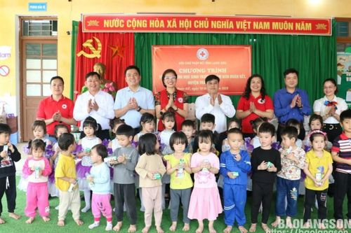 Hội Chữ thập đỏ tỉnh tặng quà học sinh tại huyện Tràng Định