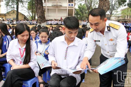 Tuyên truyền về biển đảo cho trên 4.700 học sinh THPT