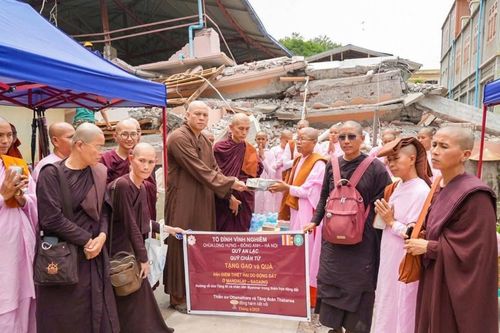 Đoàn thiện nguyện tổ đình Vĩnh Nghiêm - chùa Long Hưng (TP.Hà Nội) trao quà đến Tăng Ni và người dân Myanmar