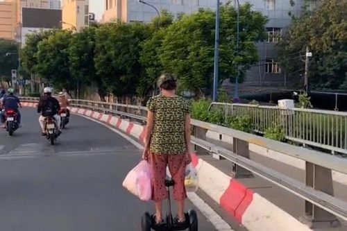 Cụ bà U60 bị phạt vì đi xe điện cân bằng trên cầu Khánh Hội