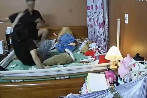 Phẫn nộ clip người phụ nữ bị ra đòn tới tấp trên giường ngủ: Một DJ bị gọi tên