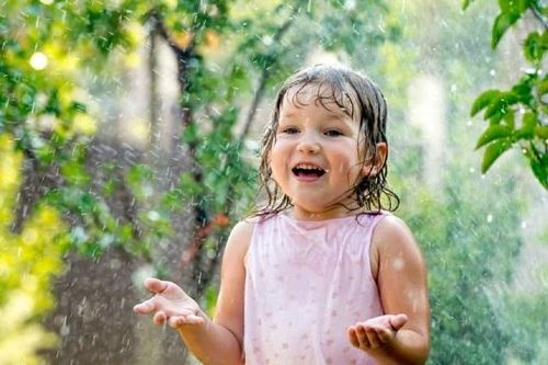 Đảm bảo sức khỏe trẻ nhỏ như thế nào trước cơn mưa trái mùa?