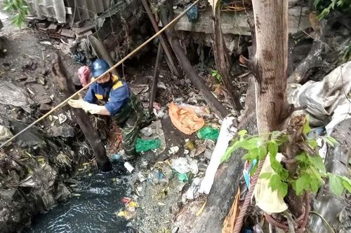 Công ty Thoát nước Hà Nội tích cực hỗ trợ nạo vét rác gây tắc cống tại dự án đội vốn trăm tỷ 'đắp chiếu' nhiều năm