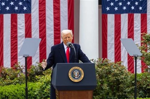 Điều gì khiến Tổng thống Donald Trump bất ngờ hoãn thuế đối ứng?