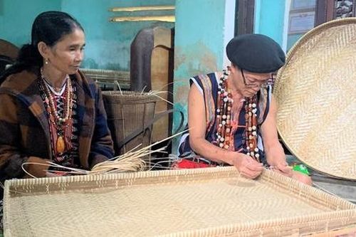 Người dân Đông Giang vượt khó, giảm nghèo bằng cách làm mới