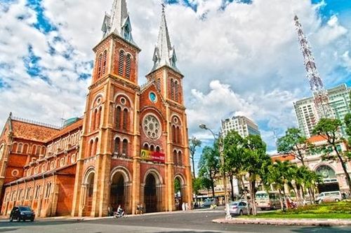 Hà Nội mưa dông rải rác, Nam Bộ trời nắng nóng