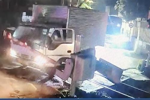 Nguy hiểm rình rập nhìn từ các vụ ôtô đâm gãy barie đường sắt