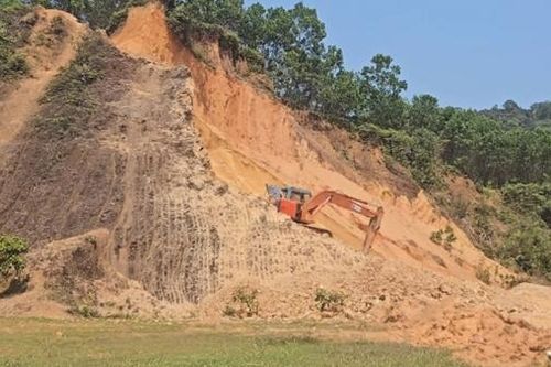 Doanh nghiệp bạt đồi khai thác đất lậu để thi công dự án đường giao thông