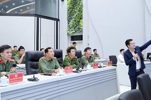 Thứ trưởng Lê Văn Tuyến kiểm tra công tác tại Trung tâm thông tin Chỉ huy Công an tỉnh Bắc Ninh