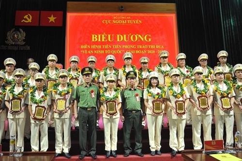 Nhiều tập thể và cá nhân điển hình tiên tiến của Cục Ngoại tuyến được tôn vinh