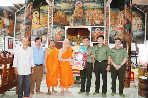 Công an Sóc Trăng chúc Tết cổ truyền Chôl Chnăm Thmây của đồng bào Khmer