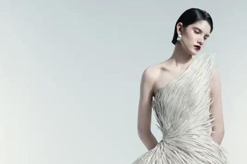 Công Trí đưa lụa Lãnh Mỹ A lên tạp chí Vogue