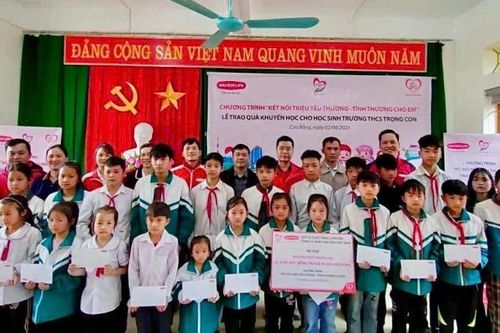 Dai-ichi Life Việt Nam tiếp tục trao học bổng cho học sinh vùng bão lũ