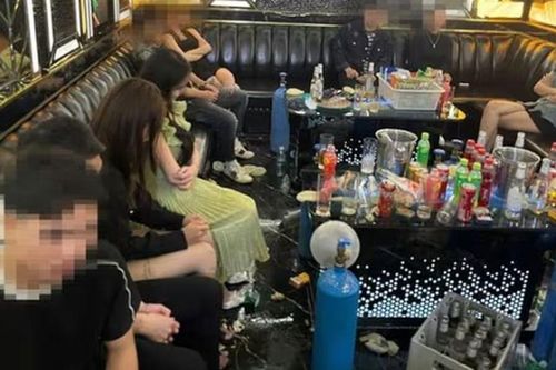Lạng Sơn: Công an ập vào quán karaoke lúc 4h sáng, 8 nam và 9 nữ đang cùng nhau làm việc đáng phê phán
