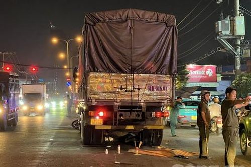 Xe tải cuốn xe máy vào gầm, hai mẹ con tử vong thương tâm ở TP.Thủ Đức