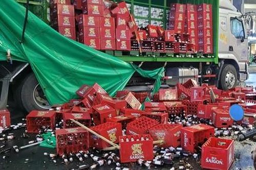 Ô tô tải chở bia thắng gấp, hàng trăm thùng bia rơi vãi trên quốc lộ tại Long An