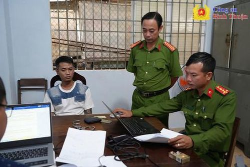 Dùng dao đâm hai người trọng thương vì 'nhìn đểu' trong quán karaoke