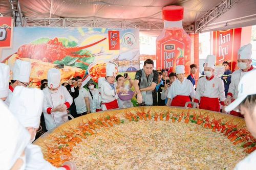 Nam Ngư chiêu đãi bà con bánh xèo khổng lồ tại lễ hội bánh lớn ở Miền Tây