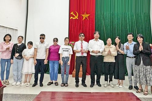 Vượt bóng tối để hòa nhập cộng đồng