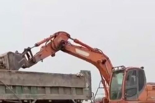 Huyện Đan Phượng tập trung xử lý vi phạm đổ phế thải trái phép ra sông Hồng