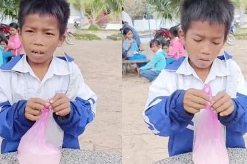 Xúc động hoàn cảnh cậu học sinh mang túi gạo bán cho thầy giáo để mua bút chì