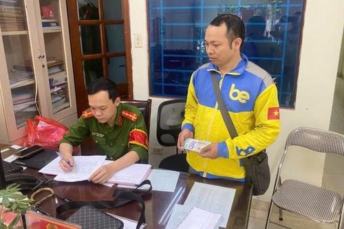 Nhặt được cọc tiền, tài xế xe ôm ở Hà Nội tìm người trả lại