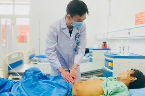 Nam thanh niên bị thủng ruột non vì cây đổ vào bụng