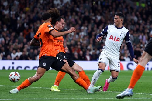 Siêu phẩm đánh gót ở Europa League