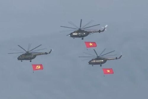 Trực thăng luyện tập kéo quốc kỳ chào mừng 50 năm Thống nhất Đất nước