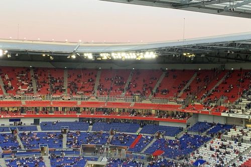 Sự cố khiến CĐV MU khốn đốn ở Lyon