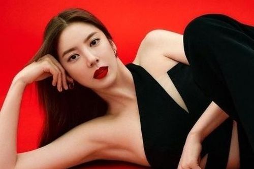 Son Dam Bi sinh con