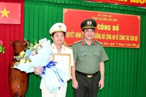 Trao quyết định của Bộ trưởng Công an về công tác cán bộ