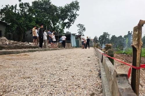 Dừng dự án do nhà thầu dùng trạc thải để thi công đường nông thôn mới
