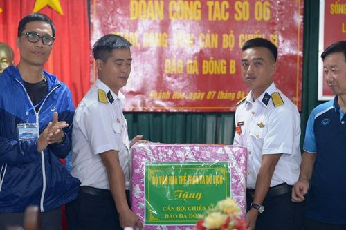 Đoàn công tác Bộ VHTTDL thăm, tặng quà tại quần đảo Trường Sa