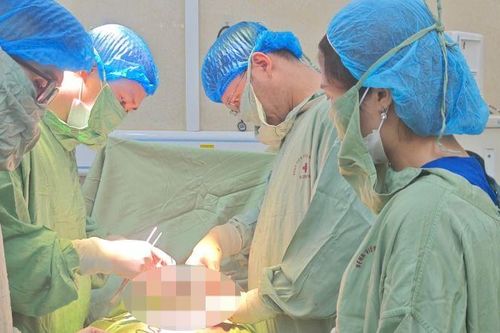 Loại bỏ khối u buồng trứng khổng lồ cho nữ sinh 18 tuổi