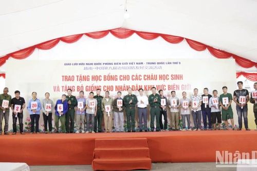 Trao tặng học bổng và bò giống cho nhân dân biên giới Lạng Sơn