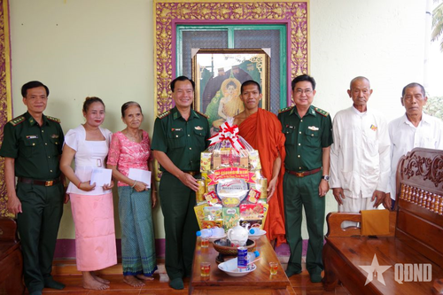 Bộ đội Biên phòng tỉnh An Giang chúc Tết Chol Chnam Thmay các chùa tại thị xã Tịnh Biên